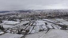 Espectacular captura de su video, con el perfil de la ciudad de Haro, cubierto como toda la comarca por la nieve, tomado desde el entorno de San Felices de Bilibio.