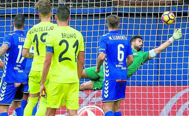 Fernando Pacheco realiza una acrobática intervención en el duelo en Villarreal de la anterior campaña con victoria albiazul (0-2). 