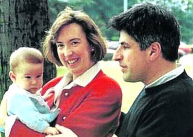 Imagen secundaria 1 - Gregorio Ordóñez y Ana Iríbar, en el bautizo de Javier, el 8 de diciembre de 1993. Abajo a la izquierda, Ana Iríbar sostiene en brazos a su hijo Javier, de apenas unos meses, ante la mirada de su padre. Abajo a la derecha, padre e hijo en su última Navidad juntos en Terrateig, el 5 de enero de 1995, pocos días antes de su asesinato.