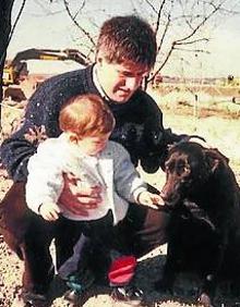 Imagen secundaria 2 - Gregorio Ordóñez y Ana Iríbar, en el bautizo de Javier, el 8 de diciembre de 1993. Abajo a la izquierda, Ana Iríbar sostiene en brazos a su hijo Javier, de apenas unos meses, ante la mirada de su padre. Abajo a la derecha, padre e hijo en su última Navidad juntos en Terrateig, el 5 de enero de 1995, pocos días antes de su asesinato.