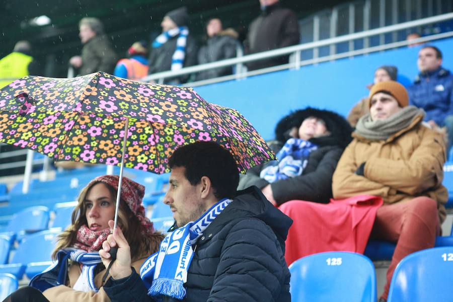 Los cinco grados escasos que marcan los termómetros en Vitoria y la fina lluvia no amedrentó a los fieles albiazules