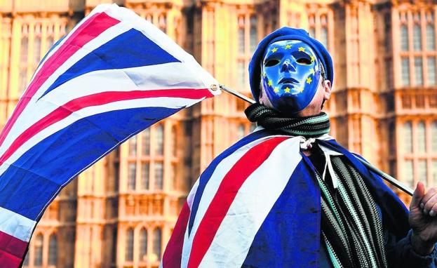 Imagen de un activista proeuropeo concentrado el pasado diciembre a las puertas del Parlamento británico. 