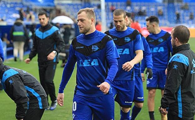 Guidetti durante el calentamiento previo al Alavés - Sevilla. 