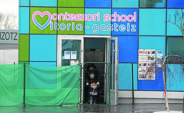 Puerta de acceso a Montessori School en el Bakh. 