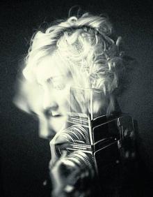 Imagen secundaria 2 - 1. Alex Berasategi «Siempre aspiro a hacer algo diferente y quería destacar las líneas de la bicicleta, su estética, algo atípico en la foto comercial». 2. Alex de Pedro. «Aproveché la oscuridad para darle un toque ambiguo y sugerir un animal que te desafía con su cornamenta». 3. Josu Izarra. «Sin correr el carrete volví a tomar otra instantánea y, como ella es modelo y fotógrafa, propongo el guiño de que ha salido de su propia cámara».