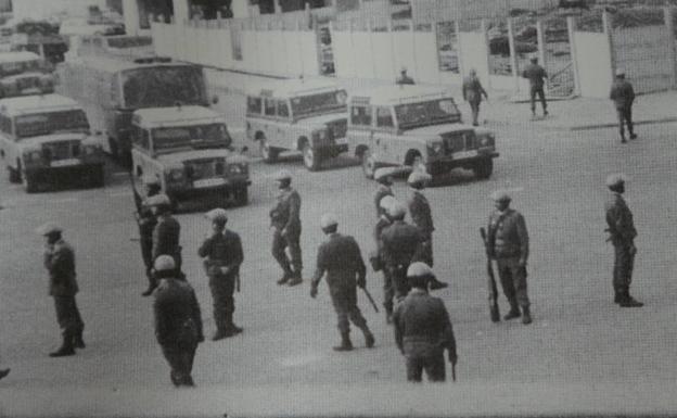 Despliegue policial en Vitoria antes de la carga en la que resultaron muertos 5 trabajadores.