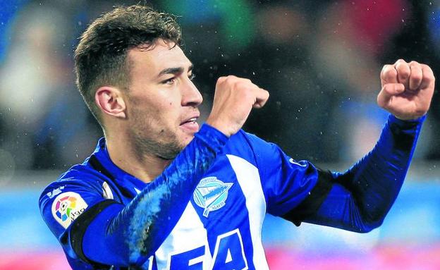 Munir, la figura a la que se aferró el Alavés, festeja su gol ante Las Palmas.