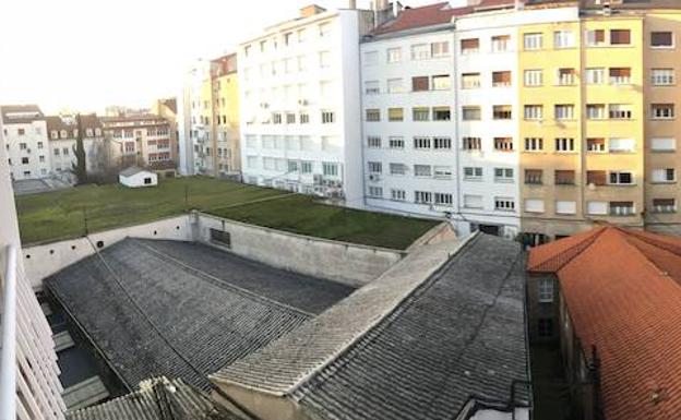 Vista del patio de manzana. Bajo el manto verde, el garaje Álava, epicentro de la operación.