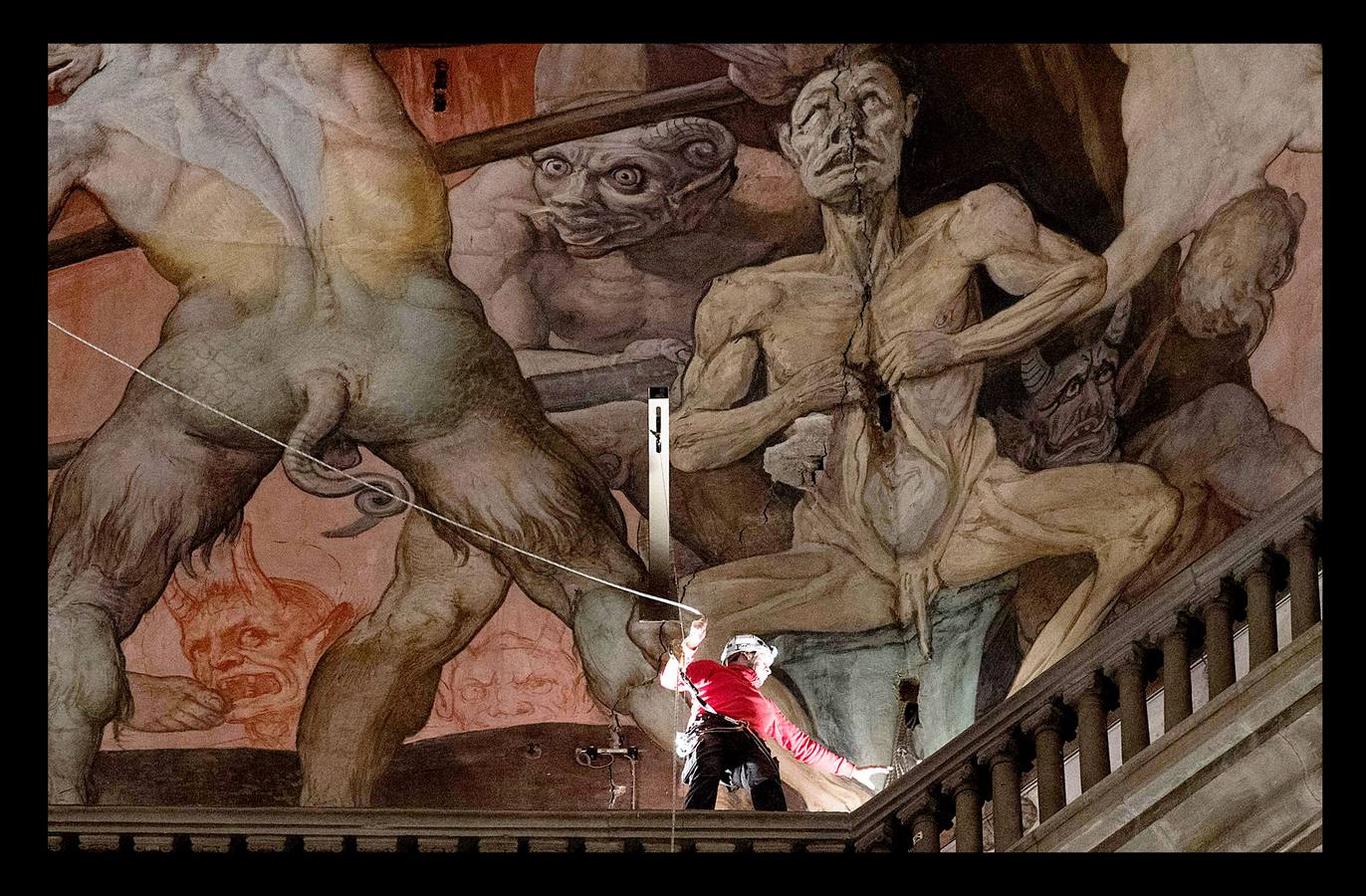 La fachada interior, el campanario y la cúpula de la catedral de Santa María de las Flores, reciben estos días la supervisión de varios técnicos para controlar su estado de conservación. La cúpula, una joya arquitectónica obra de Filippo Brunelleschi, se concluyó en 1436, año en el que se consagró la catedral. Su cara interna está decorada con pinturas al fresco y al temple que representan diferentes escenas del Juicio Final. La catedral florentina es la cuarta iglesia más grande del mundo, después de San Pedro en Roma, St. Paul en Londres y la catedral de Milán.