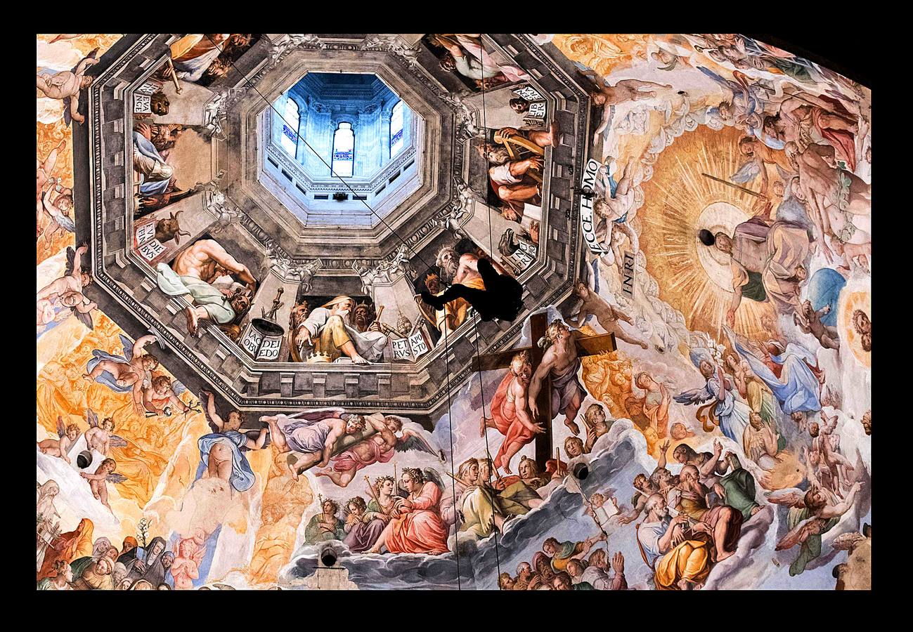 La fachada interior, el campanario y la cúpula de la catedral de Santa María de las Flores, reciben estos días la supervisión de varios técnicos para controlar su estado de conservación. La cúpula, una joya arquitectónica obra de Filippo Brunelleschi, se concluyó en 1436, año en el que se consagró la catedral. Su cara interna está decorada con pinturas al fresco y al temple que representan diferentes escenas del Juicio Final. La catedral florentina es la cuarta iglesia más grande del mundo, después de San Pedro en Roma, St. Paul en Londres y la catedral de Milán.