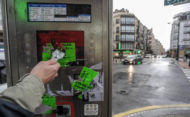 Las pegatinas a favor de la huelga tapan los parquímetros.