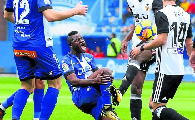 Wakaso se duele de una falta durante el último partido de Liga ante el Valencia, disputado en Mendizorroza.