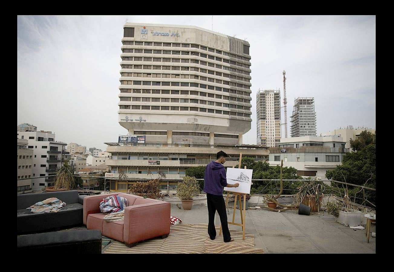 Tel Aviv, la acelerada capital económica de Israel, tiene buenas vistas. Con el espacio vital ajustado y escaso, los habitantes de la populosa metrópoli mediterránea sólo necesitan instalarse en sus propios tejados para gozar. Las azoteas de buena parte de los edificios de la ciudad se han transformado en hermosos jardines al aire libre, restaurantes, centros de instrucción e incluso estudios de arte y yoga.