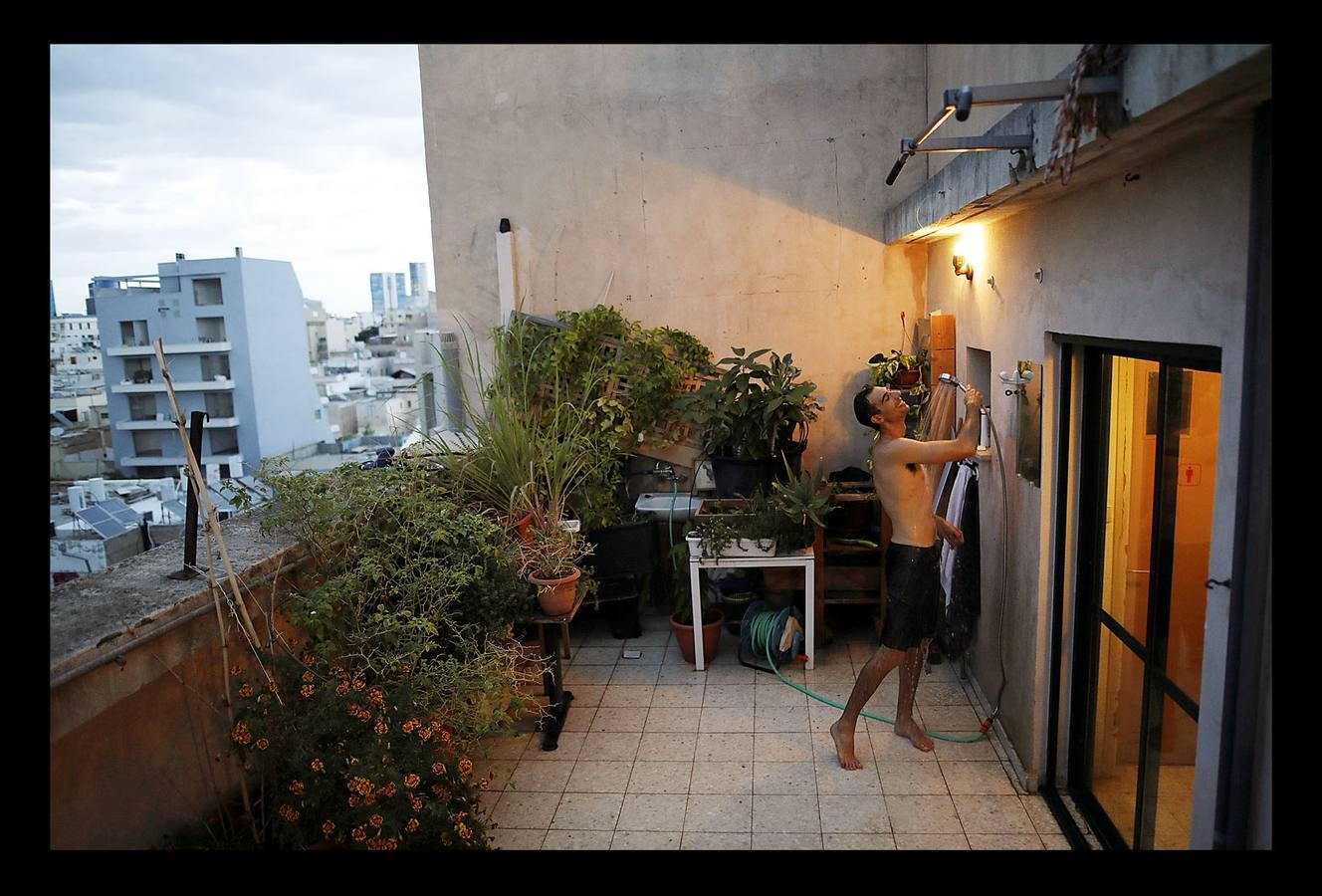 Tel Aviv, la acelerada capital económica de Israel, tiene buenas vistas. Con el espacio vital ajustado y escaso, los habitantes de la populosa metrópoli mediterránea sólo necesitan instalarse en sus propios tejados para gozar. Las azoteas de buena parte de los edificios de la ciudad se han transformado en hermosos jardines al aire libre, restaurantes, centros de instrucción e incluso estudios de arte y yoga.