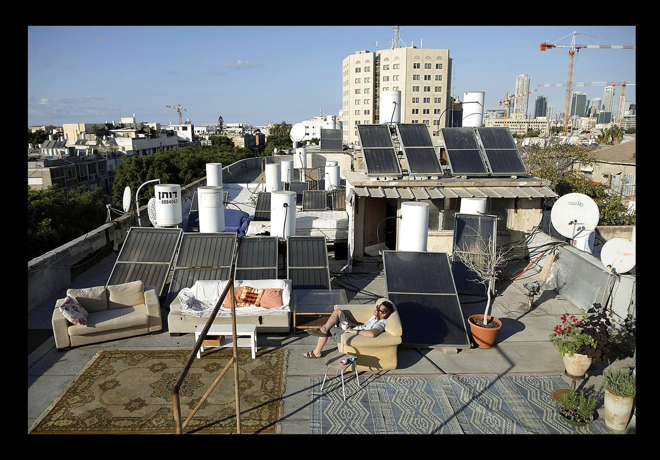 Tel Aviv, la acelerada capital económica de Israel, tiene buenas vistas. Con el espacio vital ajustado y escaso, los habitantes de la populosa metrópoli mediterránea sólo necesitan instalarse en sus propios tejados para gozar. Las azoteas de buena parte de los edificios de la ciudad se han transformado en hermosos jardines al aire libre, restaurantes, centros de instrucción e incluso estudios de arte y yoga.