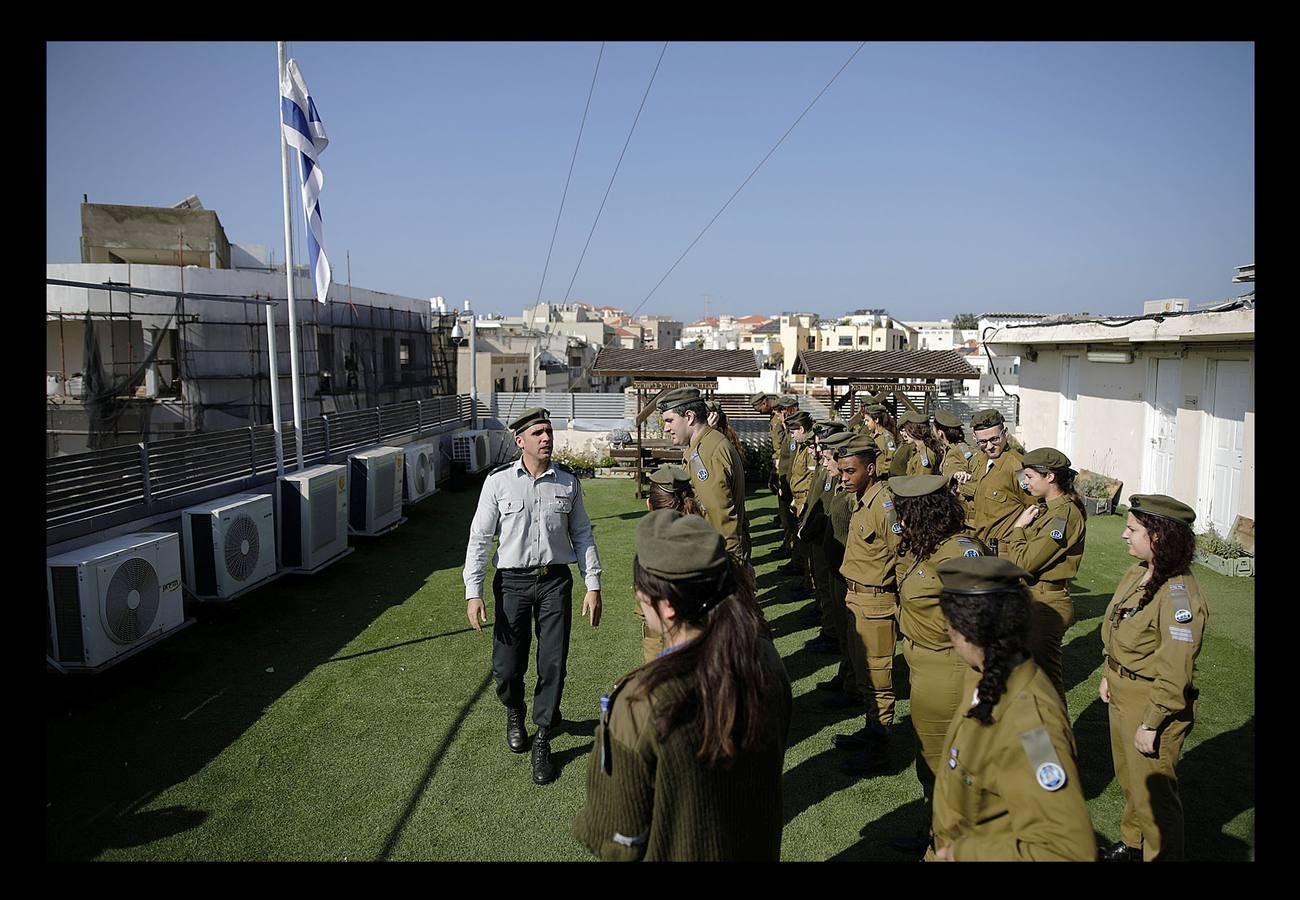 Tel Aviv, la acelerada capital económica de Israel, tiene buenas vistas. Con el espacio vital ajustado y escaso, los habitantes de la populosa metrópoli mediterránea sólo necesitan instalarse en sus propios tejados para gozar. Las azoteas de buena parte de los edificios de la ciudad se han transformado en hermosos jardines al aire libre, restaurantes, centros de instrucción e incluso estudios de arte y yoga.