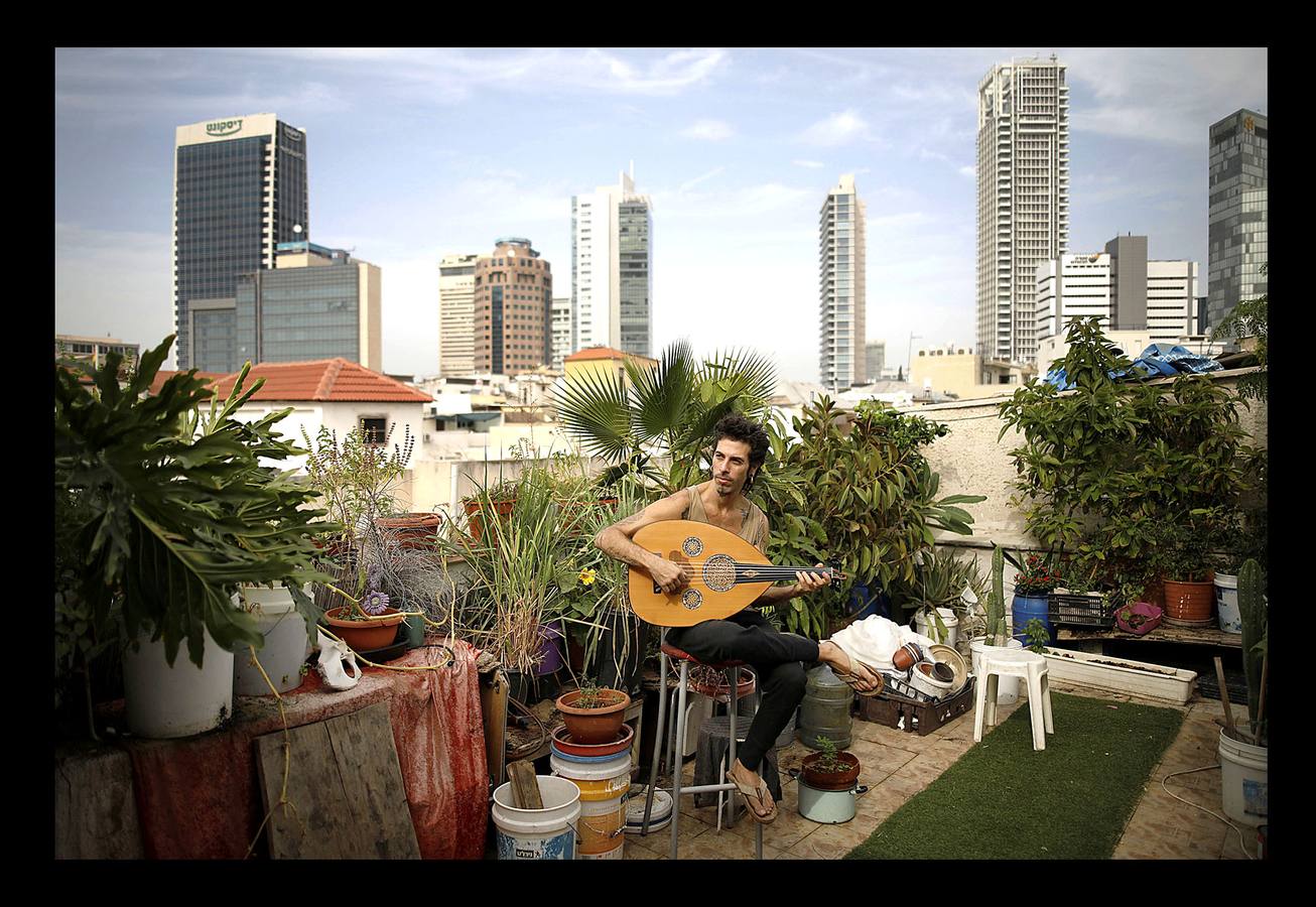 Tel Aviv, la acelerada capital económica de Israel, tiene buenas vistas. Con el espacio vital ajustado y escaso, los habitantes de la populosa metrópoli mediterránea sólo necesitan instalarse en sus propios tejados para gozar. Las azoteas de buena parte de los edificios de la ciudad se han transformado en hermosos jardines al aire libre, restaurantes, centros de instrucción e incluso estudios de arte y yoga.