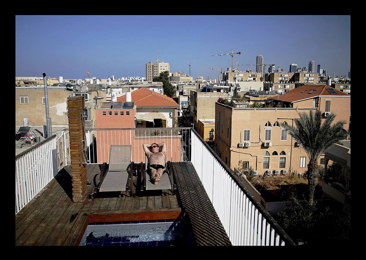 Tel Aviv, la acelerada capital económica de Israel, tiene buenas vistas. Con el espacio vital ajustado y escaso, los habitantes de la populosa metrópoli mediterránea sólo necesitan instalarse en sus propios tejados para gozar. Las azoteas de buena parte de los edificios de la ciudad se han transformado en hermosos jardines al aire libre, restaurantes, centros de instrucción e incluso estudios de arte y yoga.