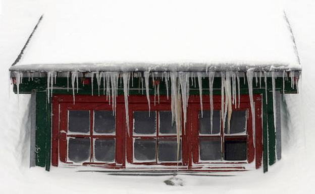 Una casa repleta de carámbanos en Navacerrada.