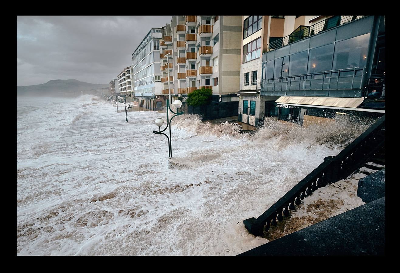 El fuerte oleaje ha dejado su huella en algunos arenales, como el de Ereaga, y también estampas impresionantes del mar embravecido