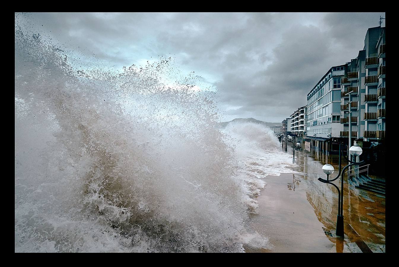 El fuerte oleaje ha dejado su huella en algunos arenales, como el de Ereaga, y también estampas impresionantes del mar embravecido