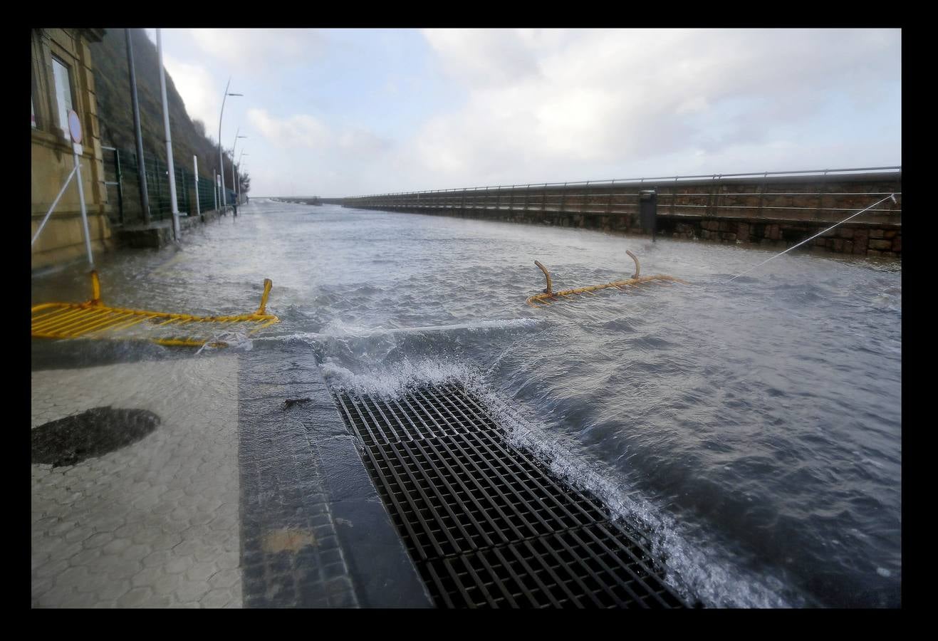 El fuerte oleaje ha dejado su huella en algunos arenales, como el de Ereaga, y también estampas impresionantes del mar embravecido