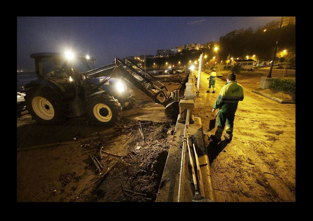 El fuerte oleaje ha dejado su huella en algunos arenales, como el de Ereaga, y también estampas impresionantes del mar embravecido