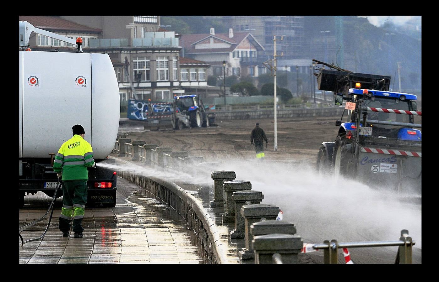 El fuerte oleaje ha dejado su huella en algunos arenales, como el de Ereaga, y también estampas impresionantes del mar embravecido