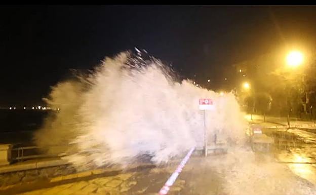 Una ola desborda parte del paseo de Ereaga.