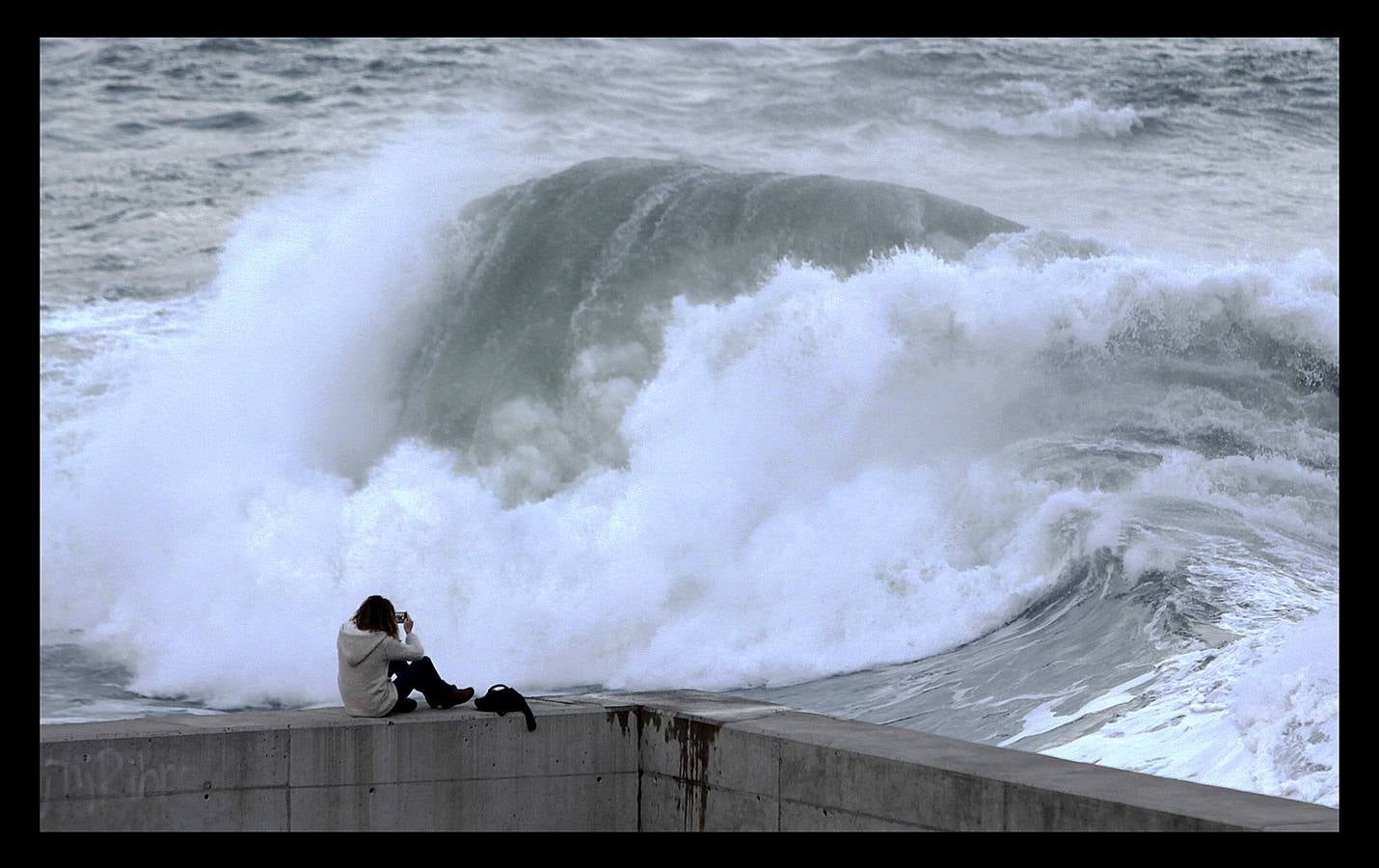 El fuerte oleaje ha dejado su huella en algunos arenales, como el de Ereaga, y también estampas impresionantes del mar embravecido