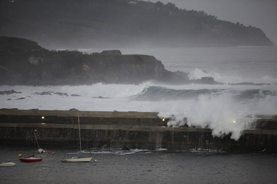 El fuerte oleaje ha dejado su huella en algunos arenales, como el de Ereaga, y también estampas impresionantes del mar embravecido