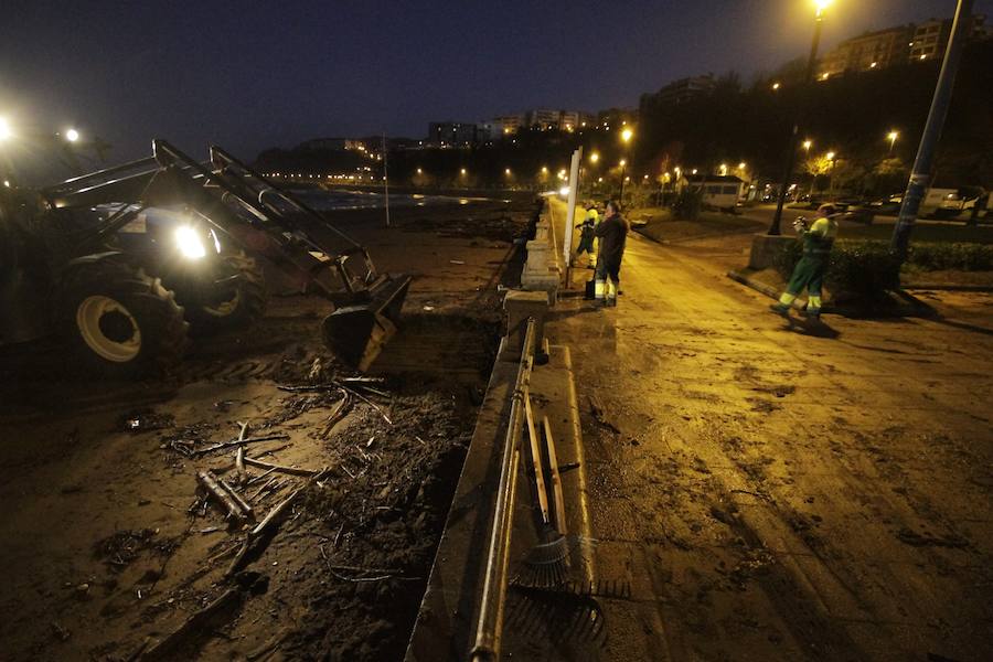 El fuerte oleaje ha dejado su huella en algunos arenales, como el de Ereaga, y también estampas impresionantes del mar embravecido