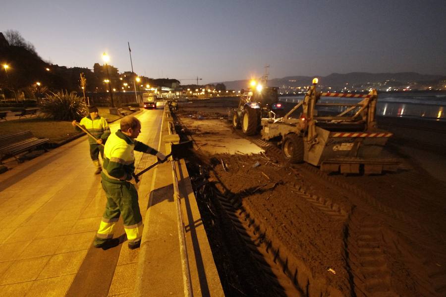 El fuerte oleaje ha dejado su huella en algunos arenales, como el de Ereaga, y también estampas impresionantes del mar embravecido