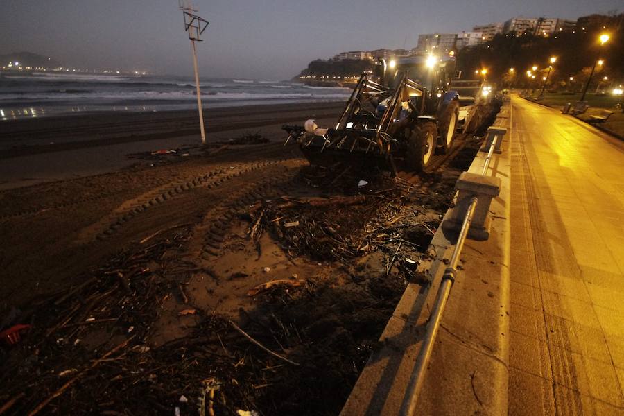El fuerte oleaje ha dejado su huella en algunos arenales, como el de Ereaga, y también estampas impresionantes del mar embravecido