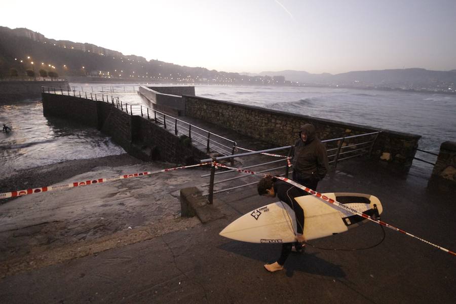 El fuerte oleaje ha dejado su huella en algunos arenales, como el de Ereaga, y también estampas impresionantes del mar embravecido