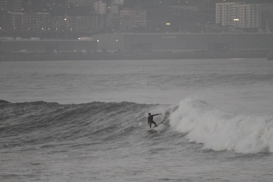 El fuerte oleaje ha dejado su huella en algunos arenales, como el de Ereaga, y también estampas impresionantes del mar embravecido