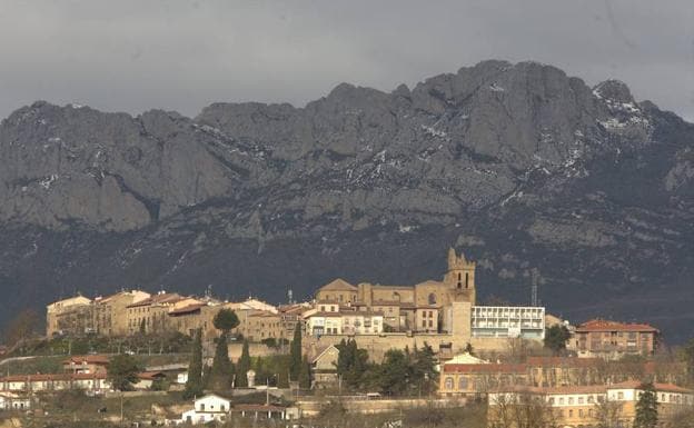 Vista de San Vicente de la Sonsierra, con las montañas protagonistas del debate al fondo.