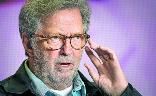 Clapton se está quedando sordo por culpa del tinnitus, una enfermedad que consiste en notar golpes o sonidos en el oído.