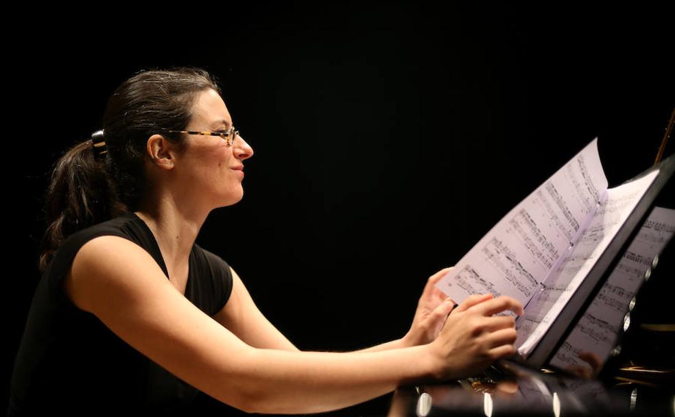 Marta Espinós repasa una partitura. 
