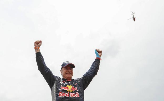 Carlos Sainz celebra su victoria en el Rally Dakar. 