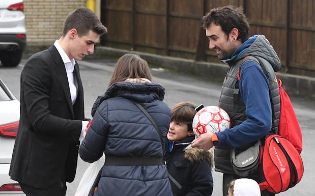 Kepa firma un autógrafo a unos aficionados tras su renovación. 