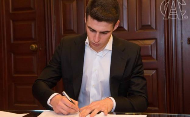 Kepa Arrizabalaga firma con el Athletic.