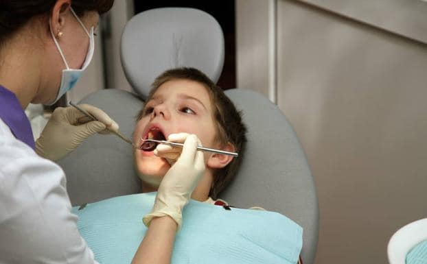 El Gobierno vasco anima a 156.000 familias a llevar a sus hijos gratis al dentista