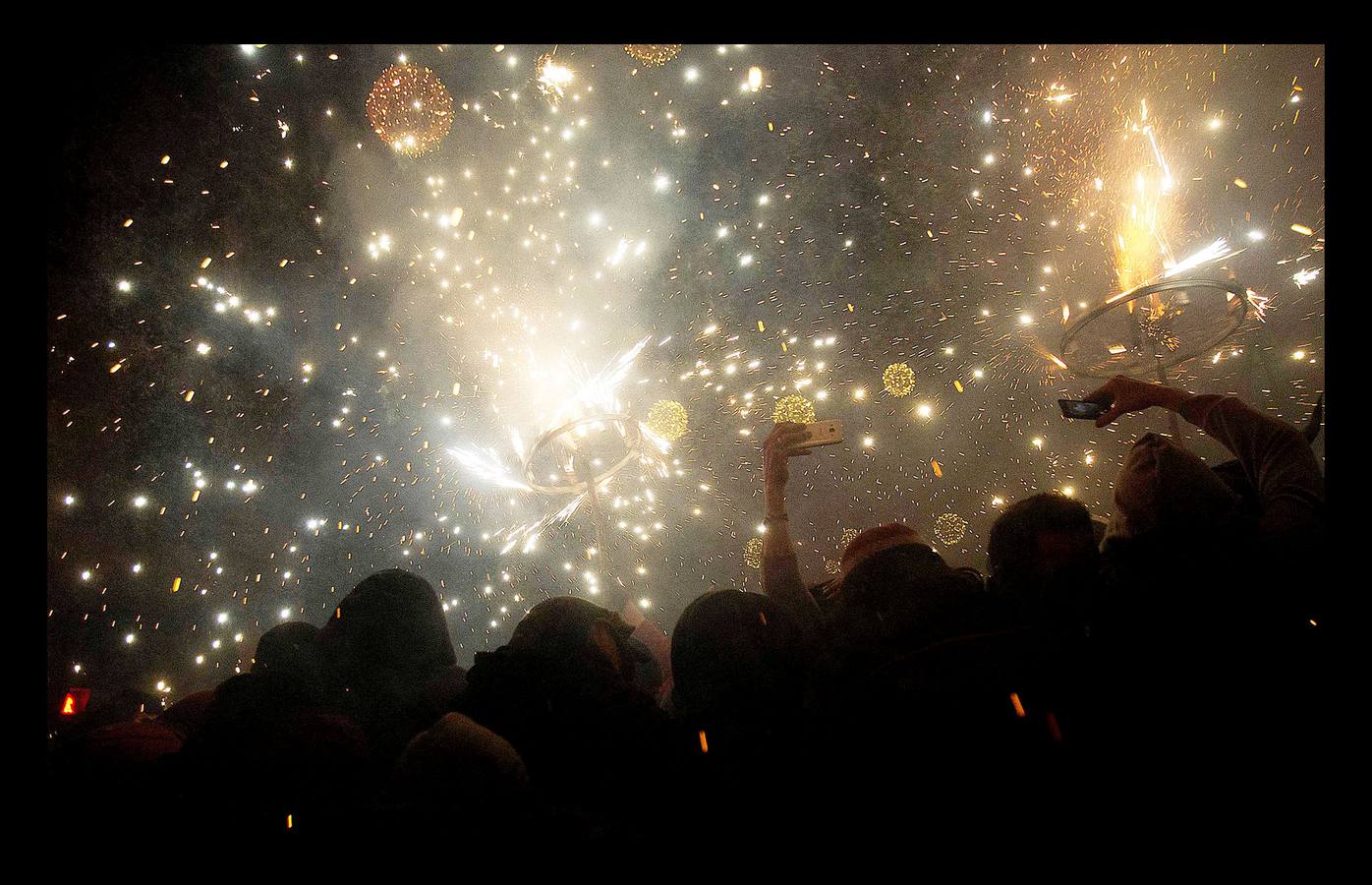 El espectáculo conocido como Correfoc, es una manifestación cultural muy popular en Cataluña, Levante y Baleares, en la que un grupo de personas, disfrazadas de demonios y seres sobrenaturales, desfilan por las calles al ritmo de sones, danzas, fuego y artefactos pirotécnicos. En Palma de Mallorca, donde se ha celebrado la fiesta en los últimos días, centenares de personas se congregaron en las calles al paso de los monstruos. Las autoridades recomendaron el cierre de puertas, ventanas y balcones, e hicieron saber que no debía emplearse agua para mitigar el calor pues la pólvora podría explotar en lugar de quemarse. Este año se han consumido más de 200 kilos de material explosivo.