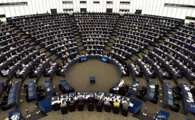 Delegados asisten y votan en un pleno en el Parlamento Europeo en Estrasburgo.