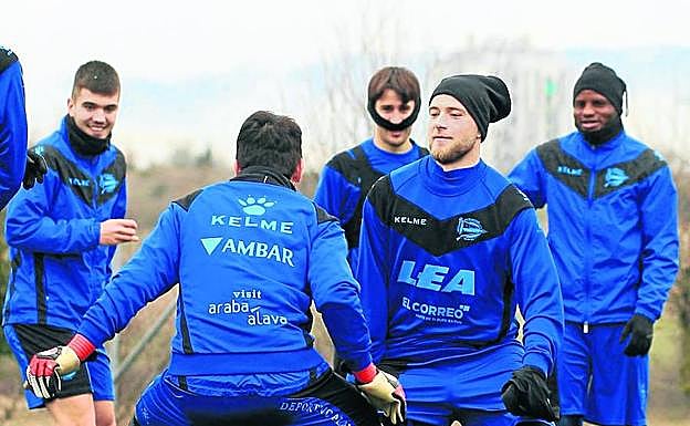 Guidetti, con Martín, Bojan y Wakaso al fondo, en un ejercicio del inicio del entrenamiento de ayer en Ibaia.