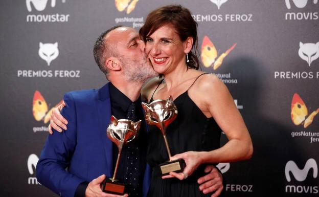 Imagen principal - Javier Gutiérrez y Malena Alterio, premiados por ‘Vergüenza’; la directora Carla Simón, doblemente galardonada; e Iñaki Villuendas, premiado al Mejor cartel por 'Handia'.