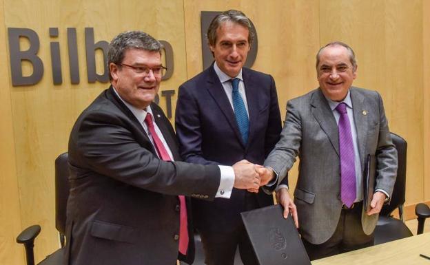 El alcalde de Bilbao, Juan Mari Aburto, el ministro de Fomento, Iñigo de la Serna, y el Consejero de Medio Ambiente y Planificación Territorial del Gobierno vasco, tras la firma del convenio esta mañana en Bilbao.