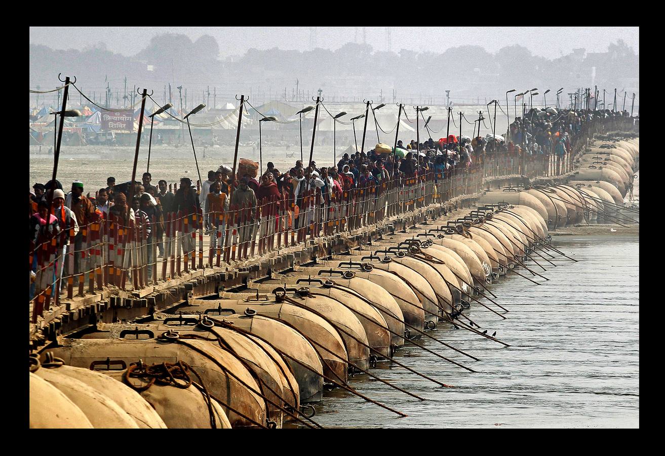 El festival Magh Mela es una de las celebraciones religiosas más importantes para los hindúes. Según su mitología, el origen del Magh Mela coincide con el del universo. La fiesta se celebra anualmente en las orillas de Triveni Sangam, en la confluencia de los ríos Ganga, Yamuna y Saraswati, cerca de Allahabad, en el estado de Uttar Pradesh. Los miles de devotos que participan en él, se alojan en improvisados campamentos o en tiendas de campaña y se bañan a diario en el río para superar los pecados previos a su nacimiento. Es habitual que participen en diversos rituales y que sólo hagan una comida al día.