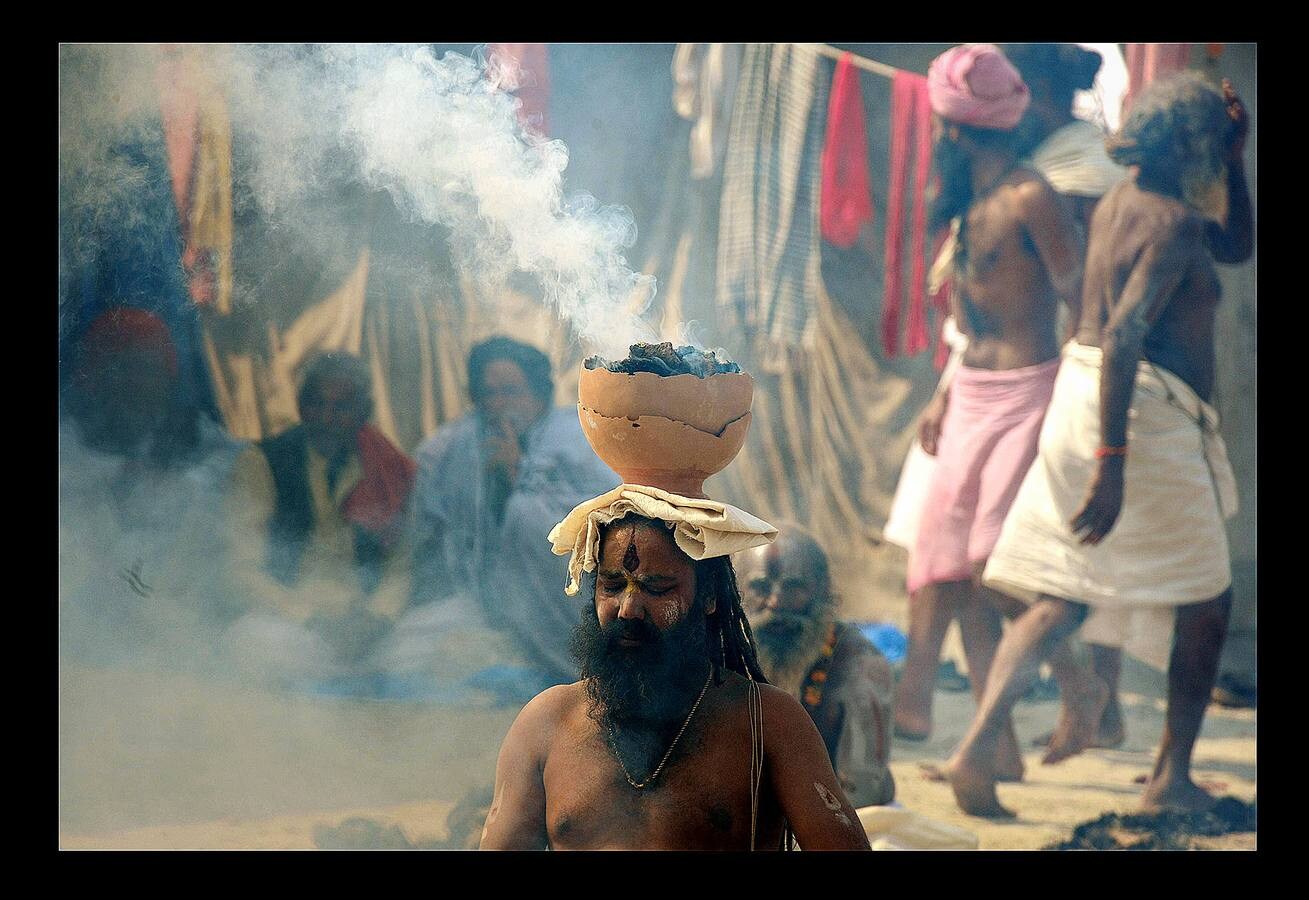 El festival Magh Mela es una de las celebraciones religiosas más importantes para los hindúes. Según su mitología, el origen del Magh Mela coincide con el del universo. La fiesta se celebra anualmente en las orillas de Triveni Sangam, en la confluencia de los ríos Ganga, Yamuna y Saraswati, cerca de Allahabad, en el estado de Uttar Pradesh. Los miles de devotos que participan en él, se alojan en improvisados campamentos o en tiendas de campaña y se bañan a diario en el río para superar los pecados previos a su nacimiento. Es habitual que participen en diversos rituales y que sólo hagan una comida al día.